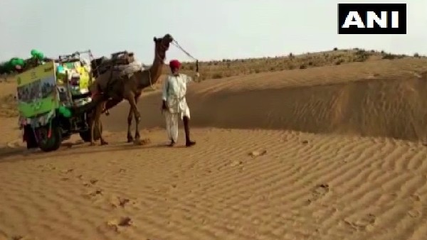 गुब्बारे से सजी देखकर गाड़ी देखकर खुशी के झूमे बच्चे