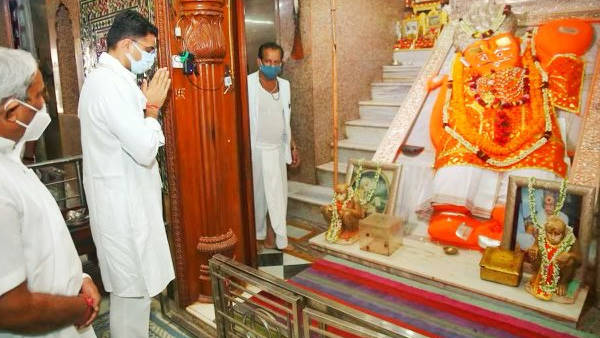 गेट पर अपना मंच तैयार करवाया गेट पर अपना मंच तैयार करवाया