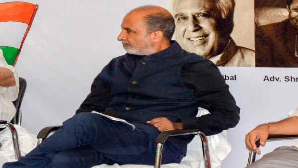 'दिल्ली में किसी को बर्खास्त करने की जरूरत है'