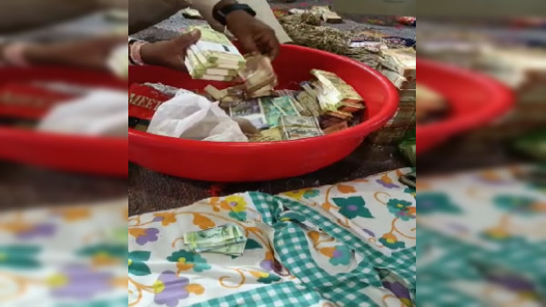  पहली बार डॉलर व सोने का बिस्किट