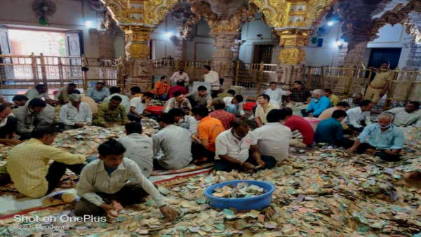  भेंट कक्ष में भी चढ़ावा