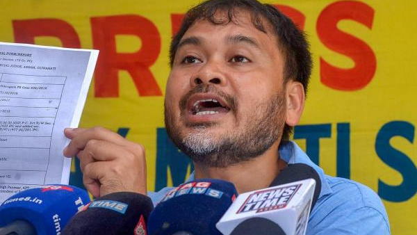 केजरीवाल आरएसएस के ही साथ खड़े दिख रहे