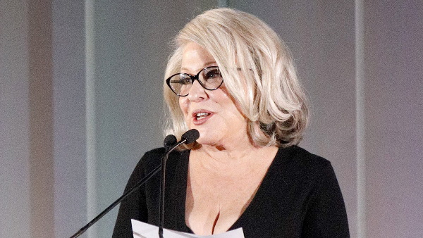 सड़कों पर उतरीं महिलाएं