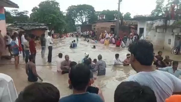 नाले पर 4-5 फीट तक पानी भरा 