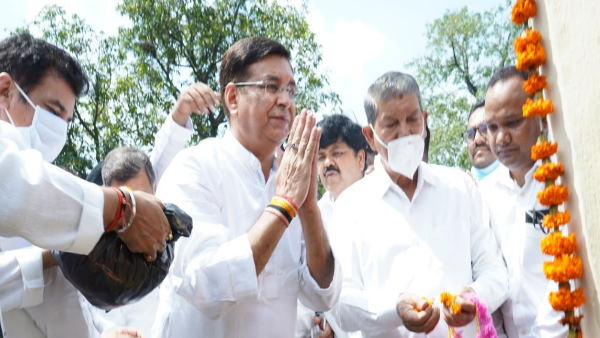 कांग्रेस ने शहीदों को श्रद्धांजलि देने के बाद बजाया चुनावी बिगुल