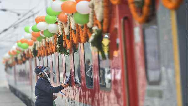 मल्टी-कुजीन बफे और पैकेज सुविधाओं का लाभ