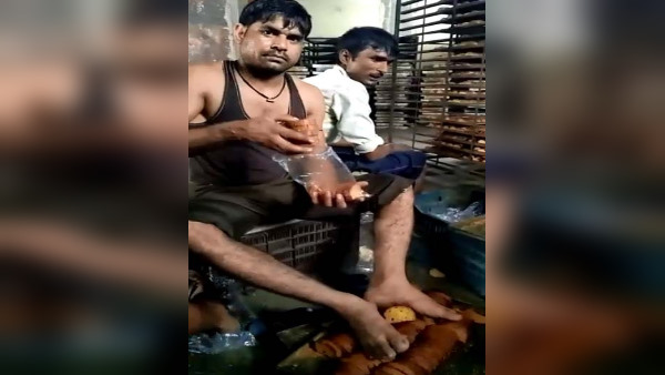 बेकरी में टोस्ट पैकिंग का कार्य चल रहा बेकरी में टोस्ट पैकिंग का कार्य चल रहा