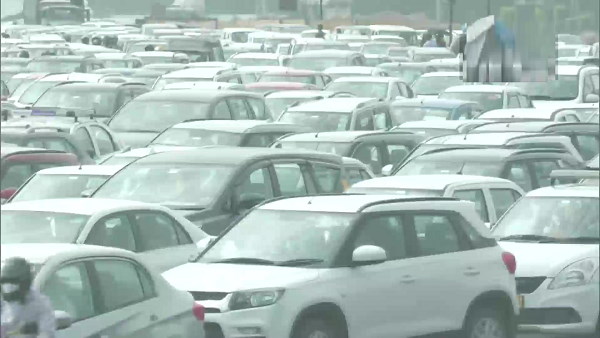 Watch Video: Massive traffic snarl seen at Gurugram-Delhi border in wake of Bharat Bandh by farmer unions