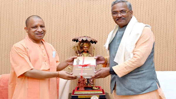 Former Uttarakhand CM Trivendra Singh Rawat met CM Yogi in Lucknow, signs of getting big responsibility Former Uttarakhand CM Trivendra Singh Rawat met CM Yogi in Lucknow, signs of getting big responsibility