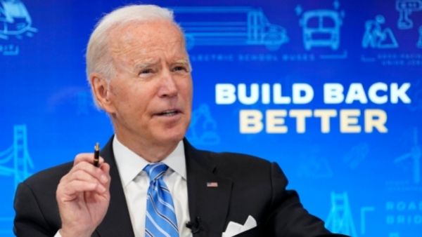 अमेरिकियों की नजर में 'गिरे' बाइडेन