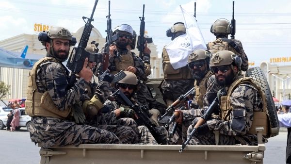 अमेरिकी हथियारों के साथ परेड अमेरिकी हथियारों के साथ परेड