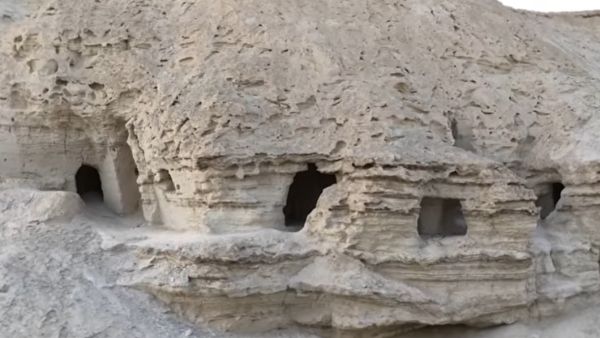 अलग अलग कहानियां सुनाते लोग