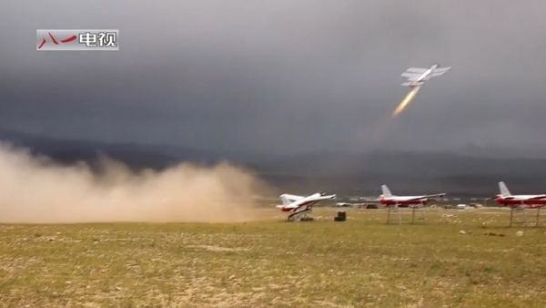 विध्वंसक हथियारों के साथ युद्धाभ्यास