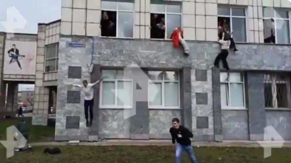 यूनिवर्सिटी में फायरिंग