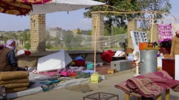 कीमती सामान बेचते लोग