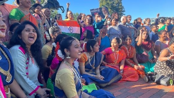 व्हाइट हाउस के बाहर भारतीयों की भीड़