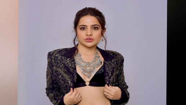 ऊर्फी जावेद ने पैंट की बटन खोल कर एयरपोर्ट पर करवाया फोटोशूट 