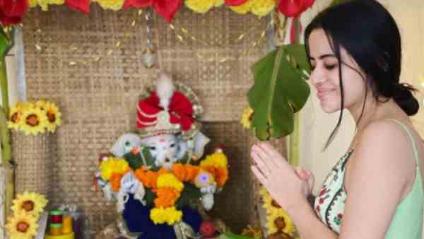 गणपति की भक्ति में डूबी नजर आई उर्फी