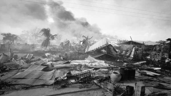 अमेरिका ने गिराया नापलम बम