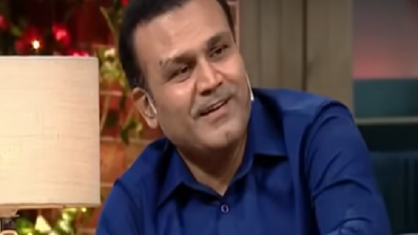 वीरू ने कपिल को पकड़ाया केला वीरू ने कपिल को पकड़ाया केला