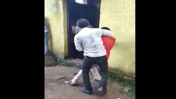 वैक्सीनेशन सेंटर की ओर जाना नहीं चाह रहा था शख्स वैक्सीनेशन सेंटर की ओर जाना नहीं चाह रहा था शख्स