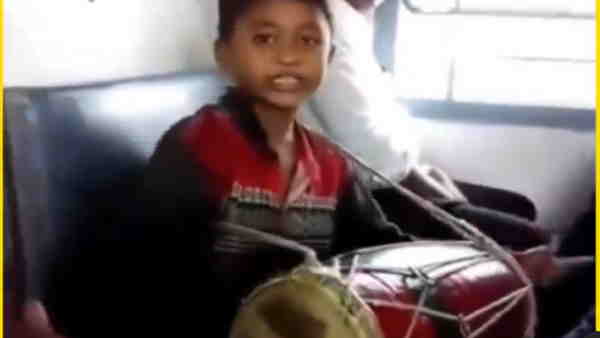 छोटे बच्चे ने ढोलक की थाप पर गाया मजेदार गाना