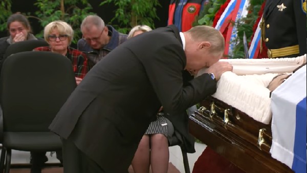 दोस्त के ताबूत पर सिर रखकर रोए पुतिन