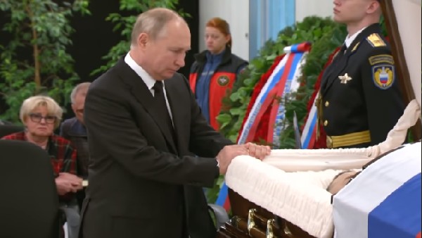 पार्थिव शरीर को पुतिन ने छुआ