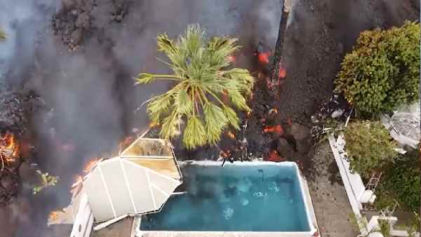 लोगों के घरों का सर्वनाश कर रहा है लावा लोगों के घरों का सर्वनाश कर रहा है लावा