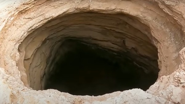 200 फीट से ज्यादा गहरा