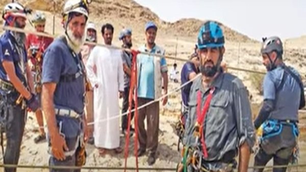 सांप के साथ केव पर्ल