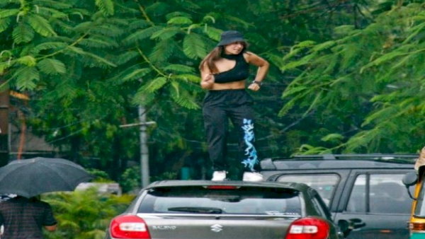  रसोमा चौराहे पर जम्पिंग कर रहा है