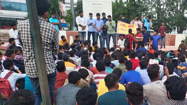 पवन पर सरकार की कार्रवाई को गलत बताया पवन पर सरकार की कार्रवाई को गलत बताया