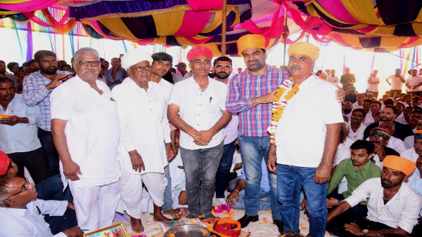  हजारों लोग उमड़े सांत्वना देने