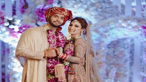 शादी के दिन इस आउटफिट में नजर आया कपल