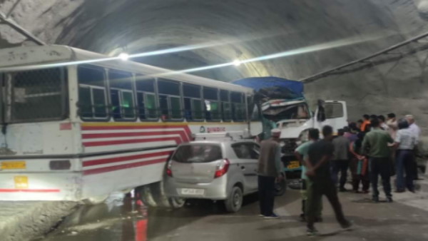 Himachal Pradesh 1 person died, 14 injured in collision between bus and truck inside tunnel in Mandi Himachal Pradesh 1 person died, 14 injured in collision between bus and truck inside tunnel in Mandi