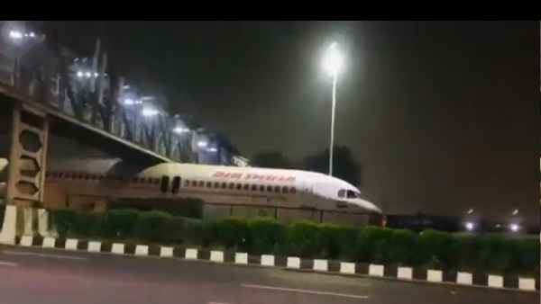 फुट ओवर ब्रिज के नीचे अटका विमान!