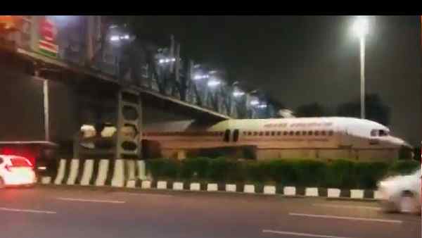 विमान का आधा हिस्सा निकलने के बाद अटका