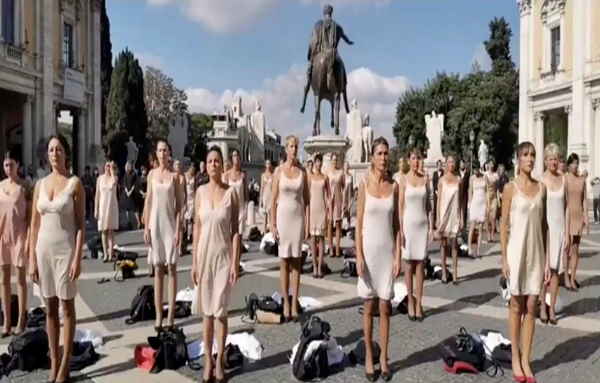 कपड़े उतारकर इनर वियर में किया प्रदर्शन 