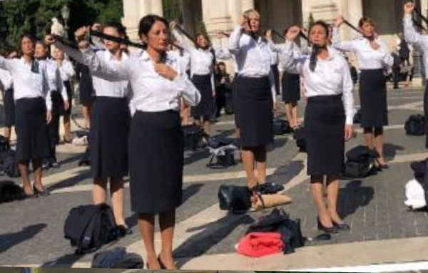 एयर होस्‍टेस का गुस्‍सा फूट पड़ा