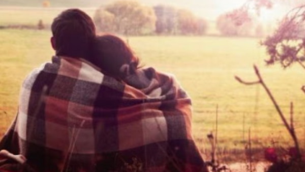 पति ने पत्नी को उसके प्रेमी को सौंप दिया 