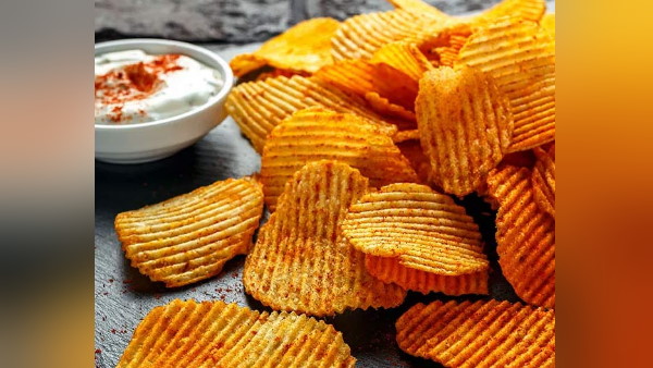 महिला ने खोला चिप्स, अंदर से निकला आलू