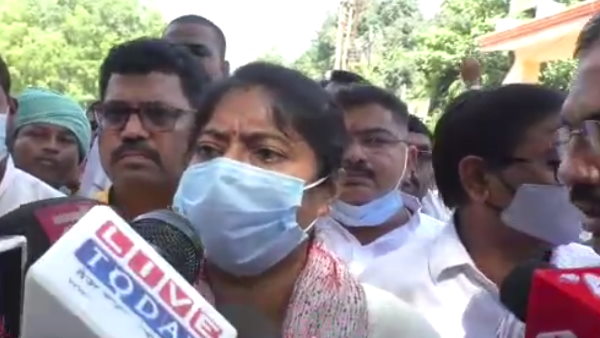 'योगी सरकार घबरा गई है...'