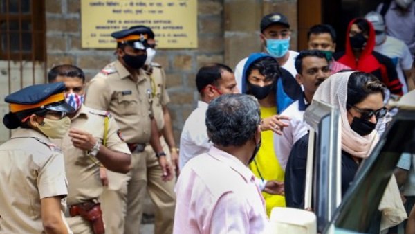 आर्यन को पापा शाहरुख से मिलने के लिए मैनेजर पूजा से लेनी पड़ती है इजाजत 