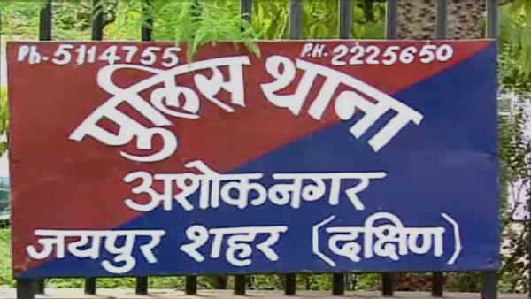 टीचर ने एक छात्रा पर मिलने के लिए काफी दबाव बनाया