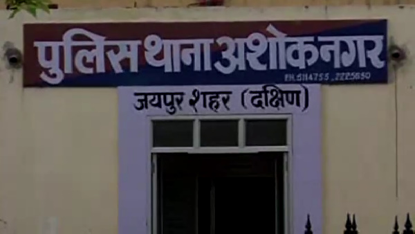 टीचर ने ग्रुप से ही छात्राओं के नंबर ले लिए