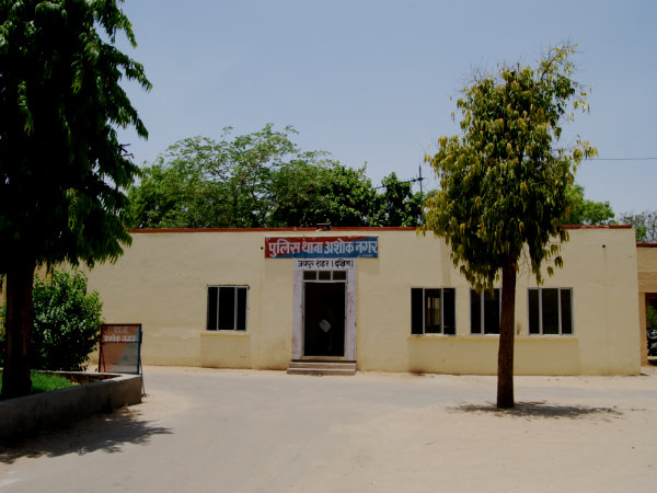  सुरक्षाकर्मियों ने पकड़कर पुलिस के हवाले किया