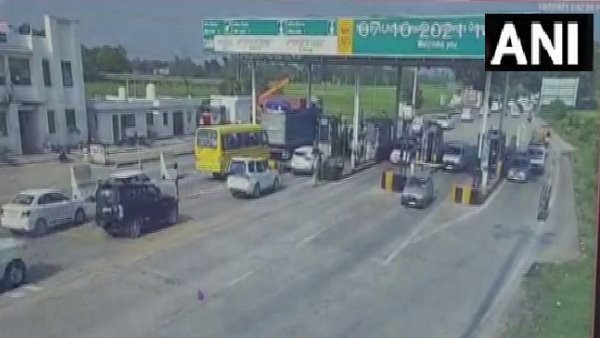 70 vehicles of Priyanka gandhi fleet alleged cross toll plaza without paying toll in Barabanki 70 vehicles of Priyanka gandhi fleet alleged cross toll plaza without paying toll in Barabanki