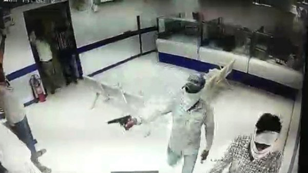  पूरे जिले में तुरंत नाकाबंदी 