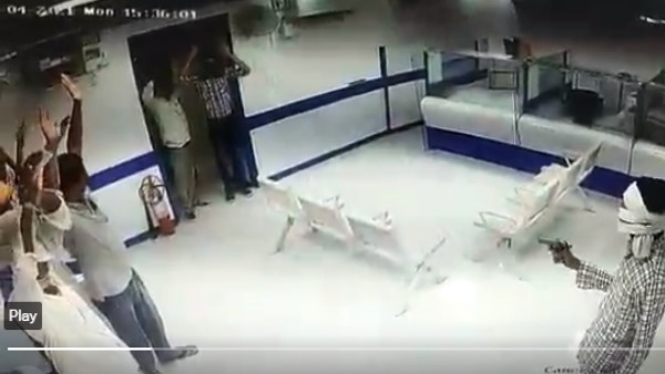 वारदात जिले के समदड़ी इलाके के खण्डप स्थित एसबीआई बैंक में